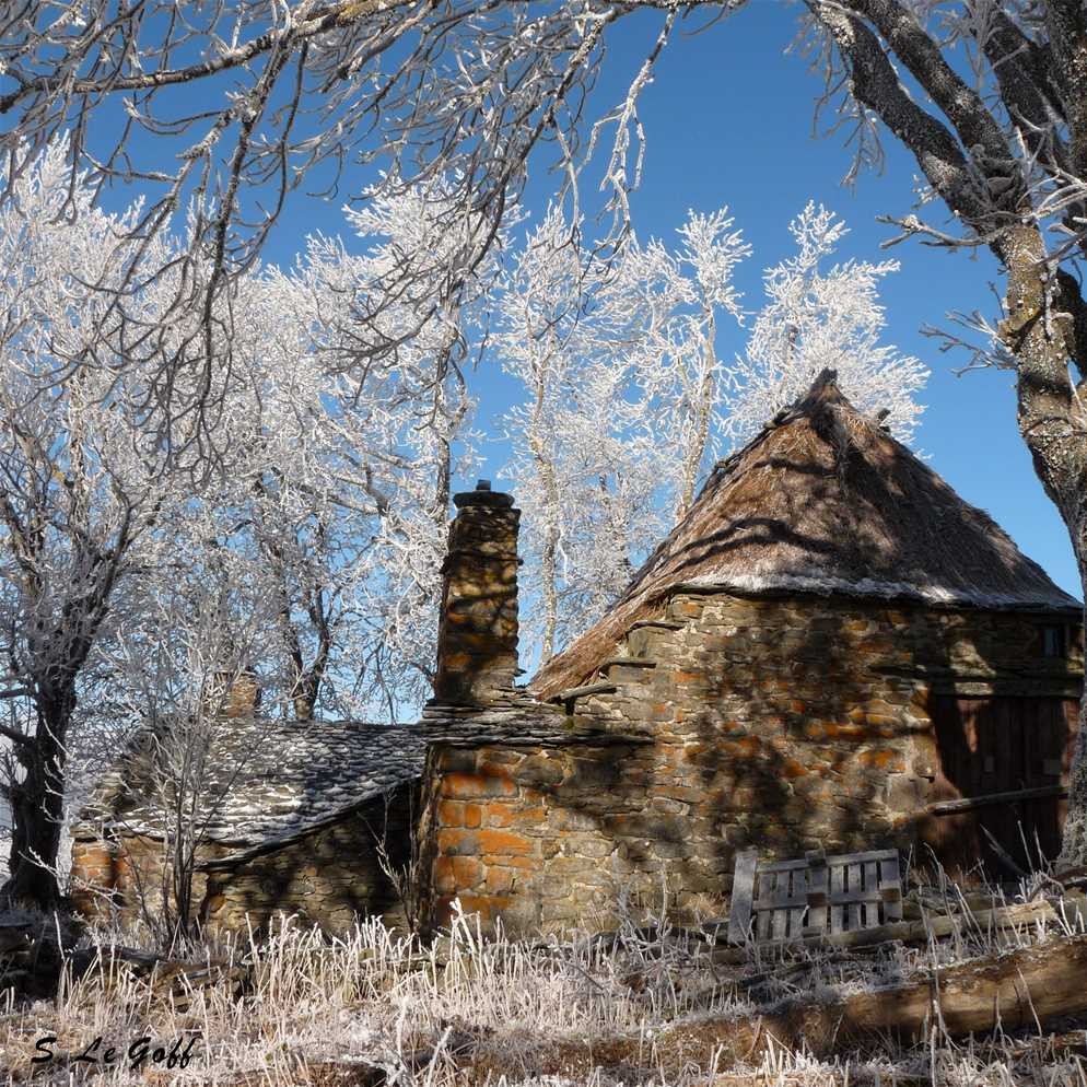 Chaumiere sous le givre