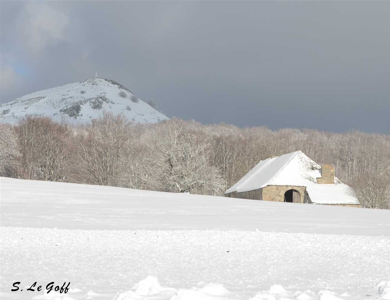 Chaumiere sous la neige