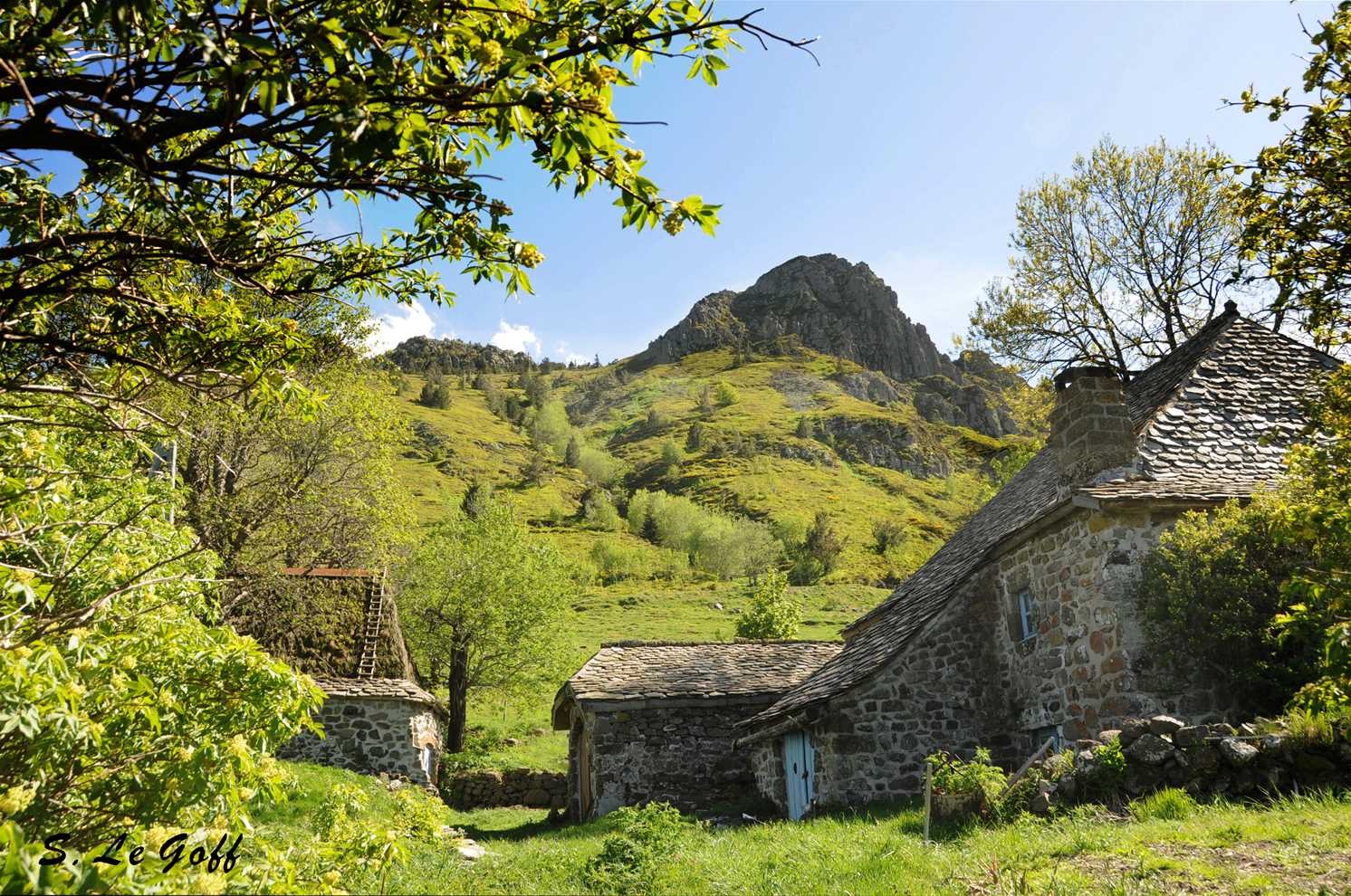 Toits de lauzes et de genêt
