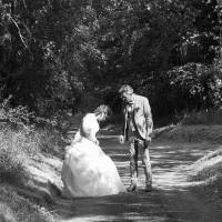 Mariés dans un chemin