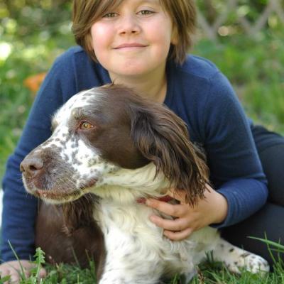 Petite fille et chien