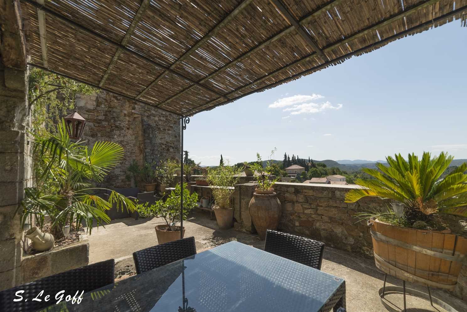 Terrasse sous le soleil d'Ardèche
