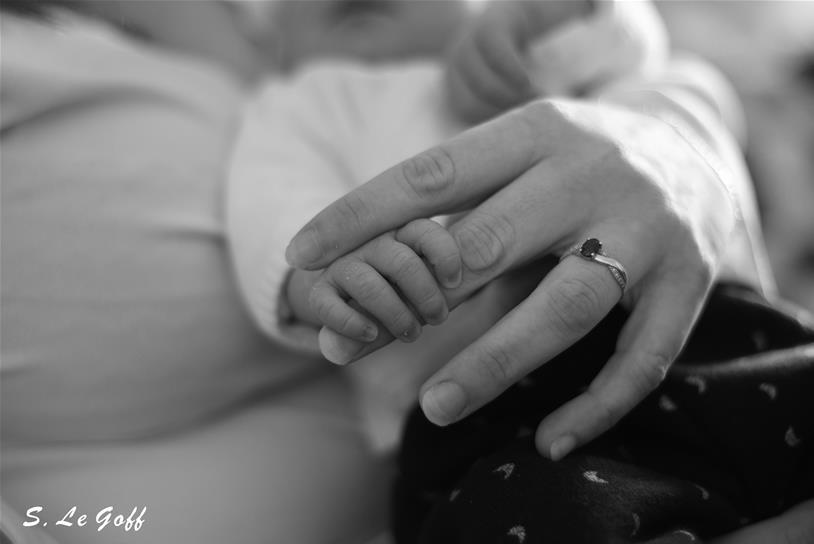 Main de bébé tenant la main de sa maman