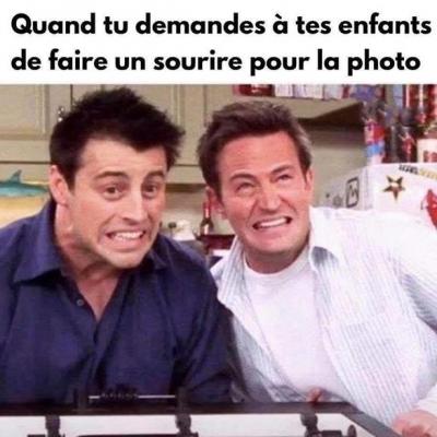 Joey et Chandler sourient